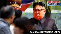 Көшедегі телеэкраннан көрсетілген Солтүстік Корея басшысы Ким Чен Ынның бейнесі. Токио, Жапония, 3 қыркүйек 2017 жыл.