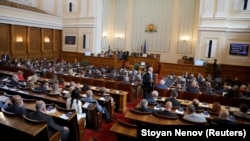 Според Даниел Смилов намаляването на депутатите от 240 на 120 ще доведе до допълнително намаляване на представителството, както и до намаляване на капацитета на парламента