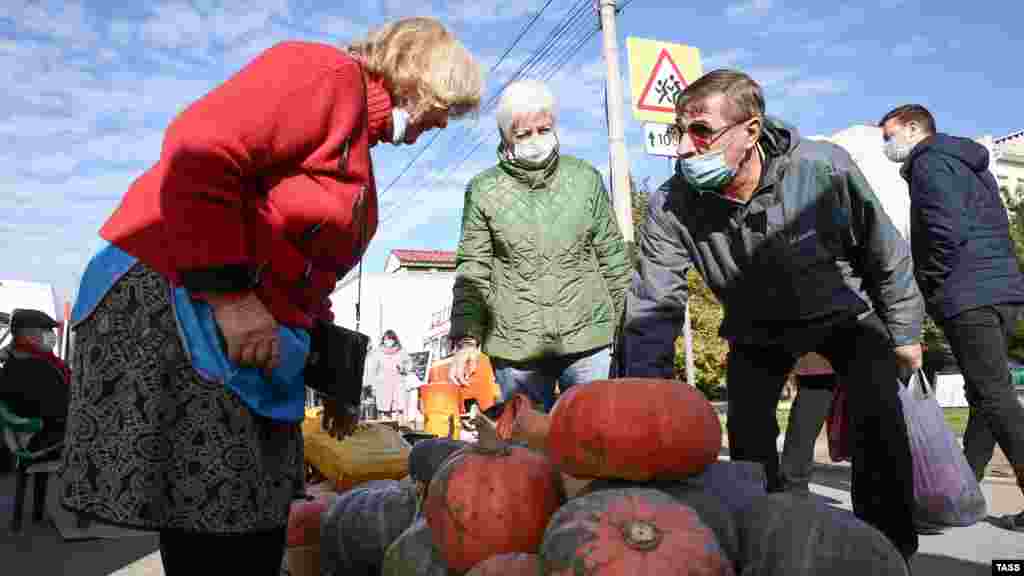 Незважаючи на пандемію коронавірусу, в Сімферополі провели сільськогосподарський ярмарок