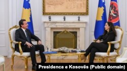 Predsednica Kosova Vjosa Osmani na sastanku sa vršiocem dužnosti premijera Aljbinom Kurtijem, ujedno i liderom pokreta Samoopredeljenje, 2. jula 2025.