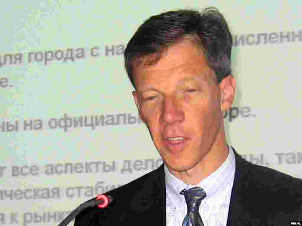 11 верасьня, пятніца - У Менску прайшла прэзэнтацыя чарговай справаздачы па рэфармаваньні бізнэсу, складзенай паводле стану на 1 чэрвеня 2009 году адмыслоўцамі Міжнароднай фінансавай карпарацыі Ўсясьветнага банку. На фота — кіраўнік дэпартамэнту Міжнароднай фінансавай карпарацыі Ўсясьветнага банку спадар Ніл Грэгары.