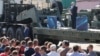 Лукашенко 17-августта МЗКТ заводунда суроолорго жооп берип жаткан учур. 