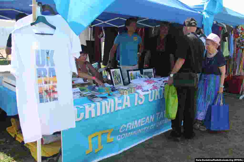 На ярмарку був намет об&rsquo;єднання кримських татар у Торонто