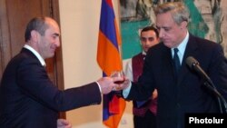 Prezident Robert Kocharian (solda) və xarici işlər naziri Vartan Oskanian, Yerevan, 2007.