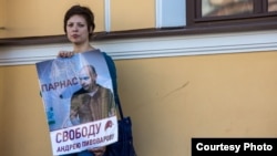 Одна из участниц серии пикетов в поддержку Андрея Пивоварова, Петербург, 10 августа 2015 г. 