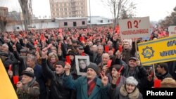 Сторонники Тиграна Карапетяна на митинге в Ереване 28 февраля 2011 г.