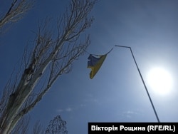 Розірваний прапор України в Маріуполі. Квітень 2022 року