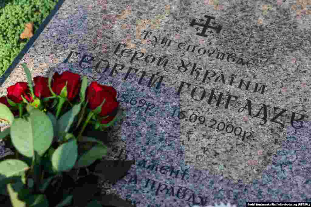 Могила Георгія Ґонґадзе на території храму Святого Миколи Набережного в Києві