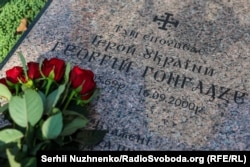 Панахида біля могили Георгія Ґонґадзе, яка поруч із храмом Святого Миколи Набережного
