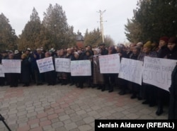 Акция родственников Мелиса Калыкова в Баткене, 26 ноября 2018 года.