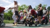 Persoanele care beneficiază de concediu și indemnizație de creștere a copilului nu vor mai fi scutite de plata de asigurări de sănătate (imagine de arhivă).