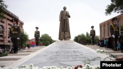 Armenia - A statue of Garegin Nzhdeh is unveiled in Yerevan, 28May2016.