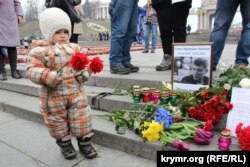 Oameni și flori la Kiev în memoria lui Boris Nemțov