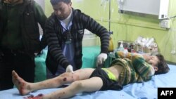 Ребенок, ставший жертвой химической атаки в селении Хан-Шейхун.