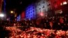 شمع‌هایی در یادبود سی‌امین سالگرد انقلاب مخملی در نزدیکی تئاتر ملی پراگ