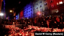 شمع‌هایی در یادبود سی‌امین سالگرد انقلاب مخملی در نزدیکی تئاتر ملی پراگ