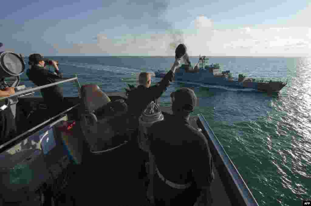 Команда американського ракетного есмінця USS Carney (DDG 64) вітає команду румунського фрегату ROS Macellariu (F 265) під час проведення міжнародних навчання &laquo;Сі-Бриз 2016&raquo;, Чорне море, 14 липня 2017 року БІЛЬШЕ ПРО ЦЕ