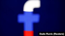Emblema Facebook în culorile drapelului rus.