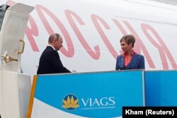 Președintele Vladimir Putin, sosind la summitul din Vetnam