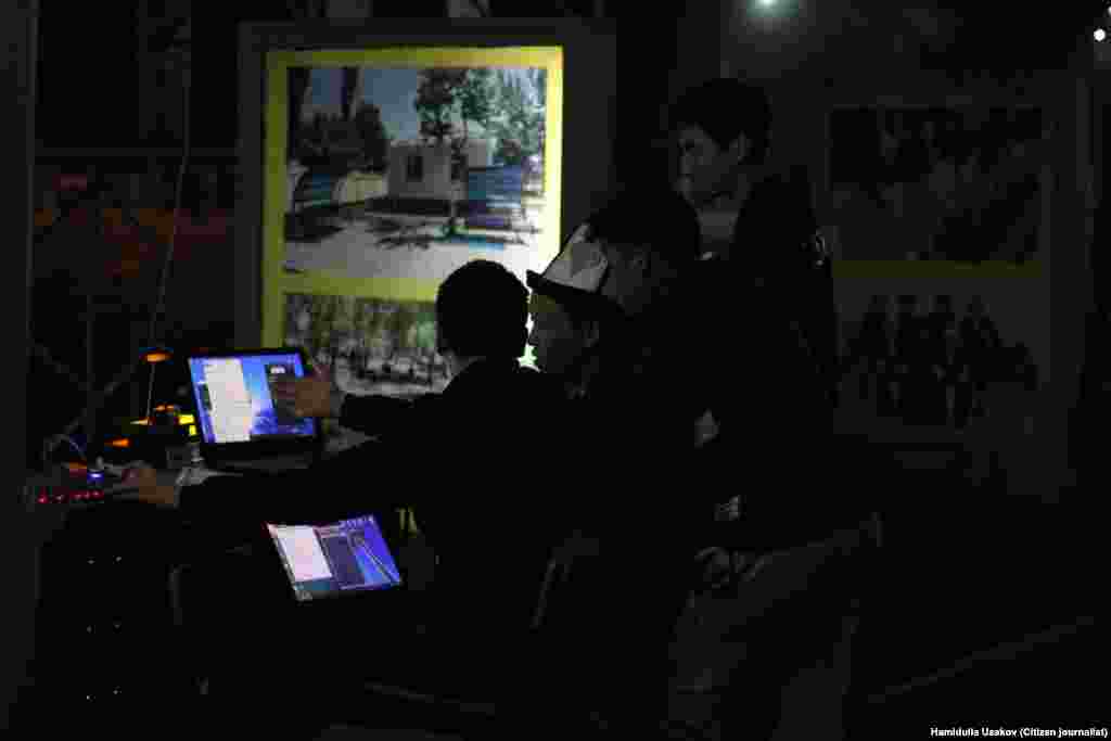 Кадыр түндү музыка жана техникалык жактан тейлегендер.