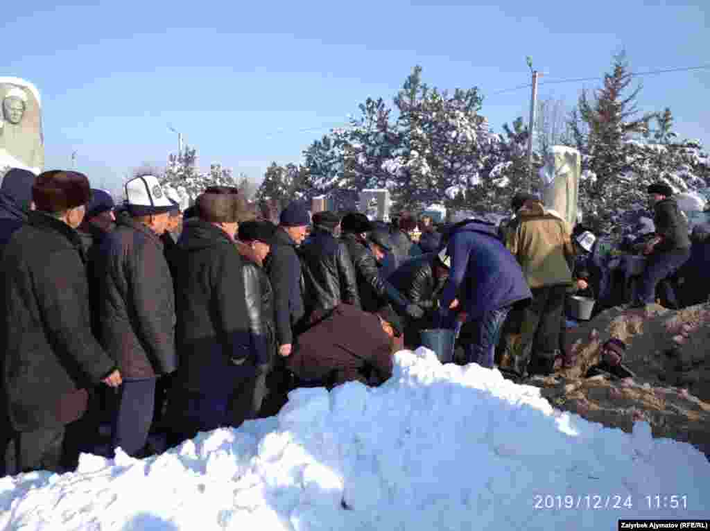 Болот Шамшиев&nbsp;1985 - 1995-жылдары Жогорку Кеңештин эки жолку чакырылышынын депутаты болгон.