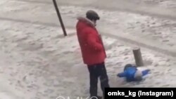 Социалдык тармактарда 2017-жылы 2-декабрда муздан тайып, жерден тура албай жаткан наристени ичке тепкен адамдын видеосу тараган
