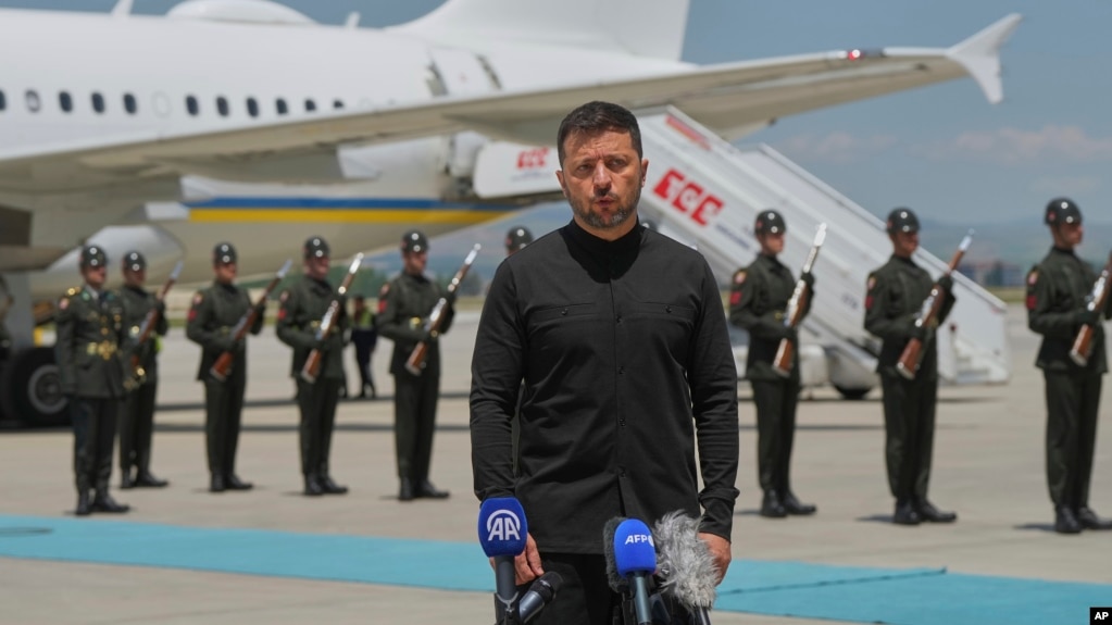 Tổng thống Ukraine Volodymyr Zelenskyy phát biểu với các nhà báo tại sân bay Esenboga ở Ankara vào ngày 15 tháng 5.