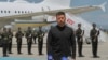 Presidenti ukrainas, Volodymyr Zelensky, flet me gazetarët teksa mbërrin në aeroportin Esenboga në Ankara, më 15 maj.