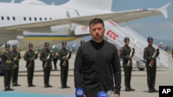 Presidenti ukrainas, Volodymyr Zelensky, flet me gazetarët teksa mbërrin në aeroportin Esenboga në Ankara, më 15 maj.