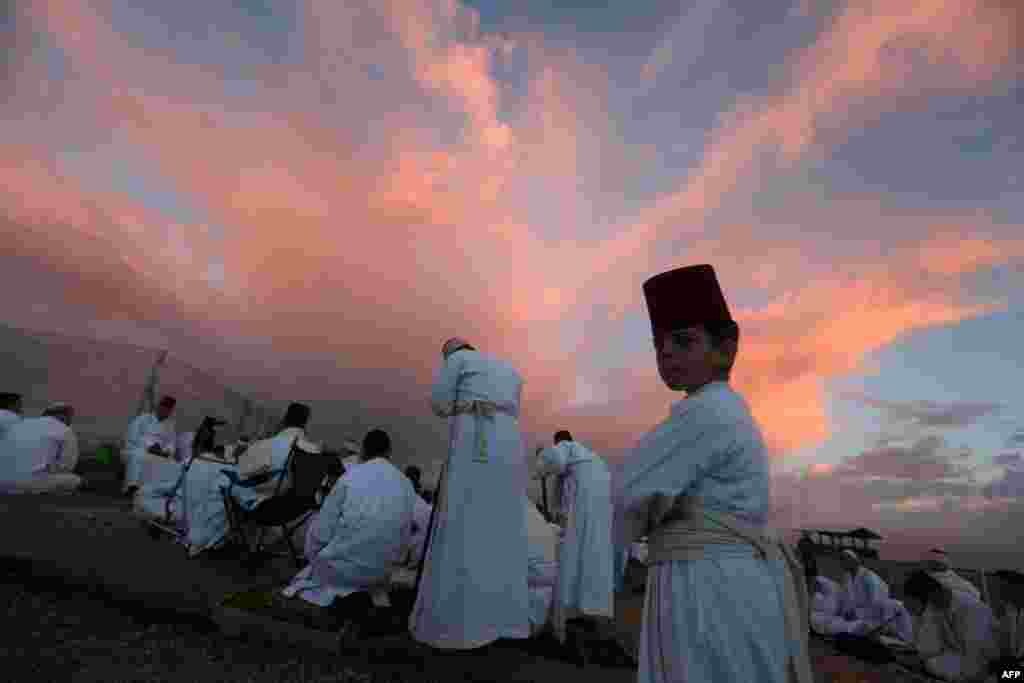 Samaritans pray on top of Mount Gerizim near the northern West Bank city of Nablus. (AFP/Jaafar Ashtiyeh)