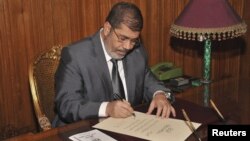 Мухамад Морси го потпишува новиот Устав на Египет. 