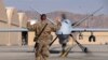 Американски войник пред дрон MQ-9 Reaper през 2016 г. Същият модел беше свален в Черно море след сблъсък с руски изтребител на 14 март 2023 г.