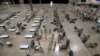 Američki vojnici pripremaju ležajeve za privremenu bolnicu u Sijetlu, SAD, 31. mart