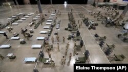 Американски војници подготвуваат кревети за привремена болница во Сиетл