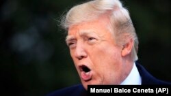 Трамп бо хабарнигорон дар назди Кохи сафед сӯҳбат мекунад