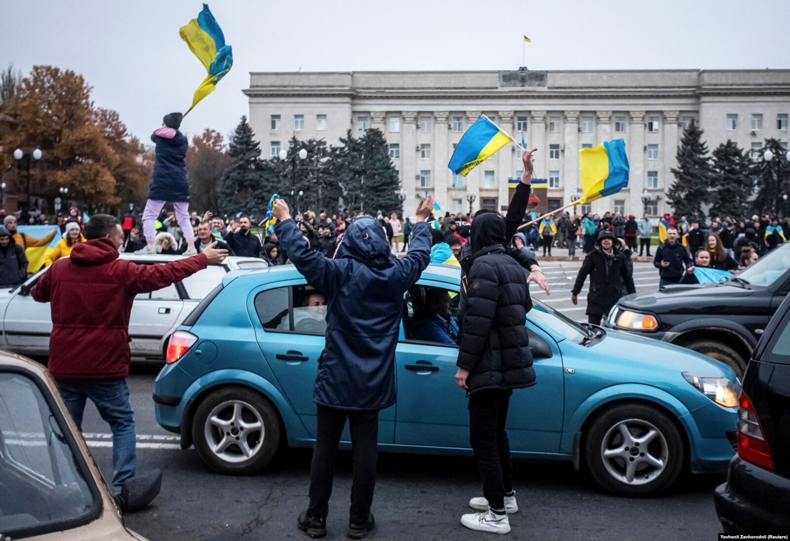 Украинские сми в москве. Жители Западной Украины. Флаг Украины. Жители Херсона.
