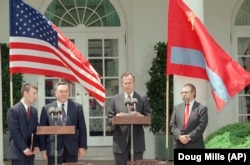 Қазақстан президенті Нұрсұлтан Назарбаев (сол жақтан екінші) пен АҚШ президенті үлкен Джордж Буш (оң жақтан екінші) брифингте тұр. Ақ үй, Вашингтон, 20 мамыр, 1992 жыл.