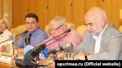 Заместители главы Общественной палаты Крыма Александр Форманчук (в центре) и Александр Рудяков (справа)