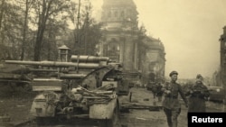 საბჭოთა ჯარისკაცები ბერლინში. 1945 წლის მაისი