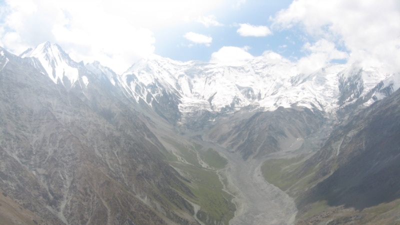КЧС Таджикистана: Вертолёт с альпинистами совершил жесткую посадку