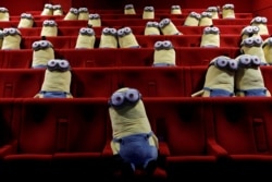 У кінозалі розсаджені фігурки «посіпак» для того, щоб відвідувачі одного з кінотеатрів Парижа тримали фізичну дистанцію під час кіносеансу