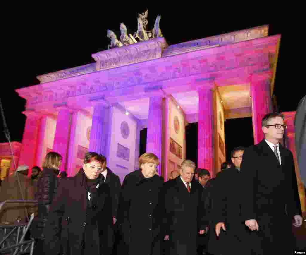 Nemačka kancelarka Angela Merkel i predsednik Joakim Gauk idu ka francuskoj ambasadi