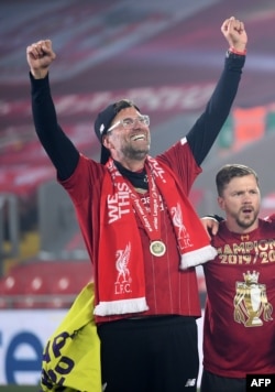 Мениджърът на мърсисайдци Юрген Клоп празнува след победата срещу "Челси"