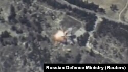Ruske snage su nastojale da demonstriraju moć tog oružja raketnim udarima u Siriji izvedenim sa brodova i bombardera sa udaljenosti do 2.500 kilometara (Fotografija: udari ruskih raketa u Idlib provinciji u Siriji)