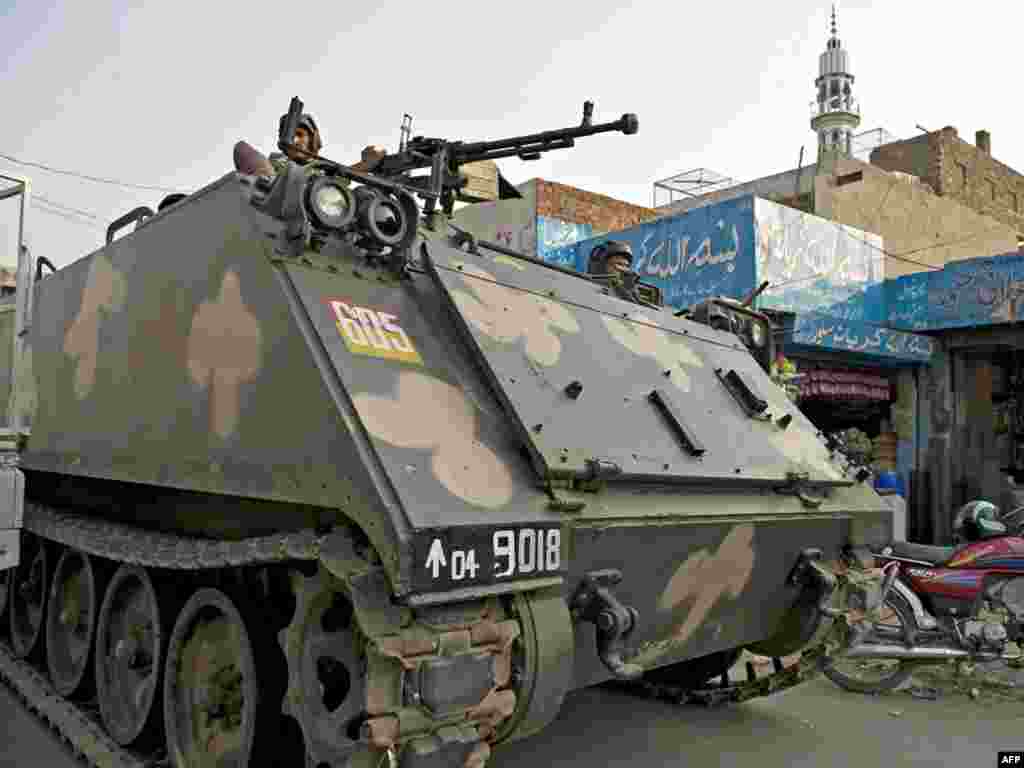 Pakistan -- An armored personnel carrier patrols along a street in Lahore, 15Oct2009 - PAKISTAN, Lahore : A Pakistani armoured personnel carrier patrols along a street in Lahore on October 15, 2009. Militants unleashed coordinated attacks on Pakistani police in which 39 people died, storming offices in Lahore and bombing a northwest station to escalate 11 days of carnage.