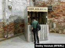 Инсталляция в косовском павильоне напоминает о тысячах пропавших без вести во время войны