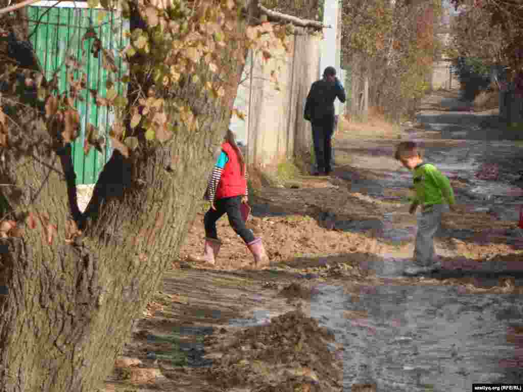 Батпақ кешкен балалар