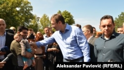 Vučić u poseti izbeglicama u parku