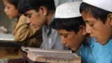 Copii afgani citind Coranul în luna Ramadanului