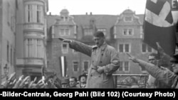 Гитлер во время одного из выступлений